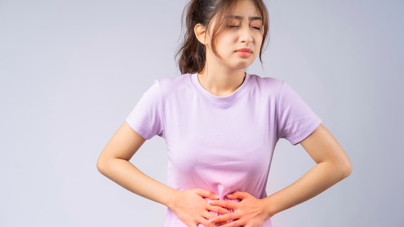 Minh họa tình trạng tiêu chảy du lịch và biểu hiện mệt mỏi ở người đi xa