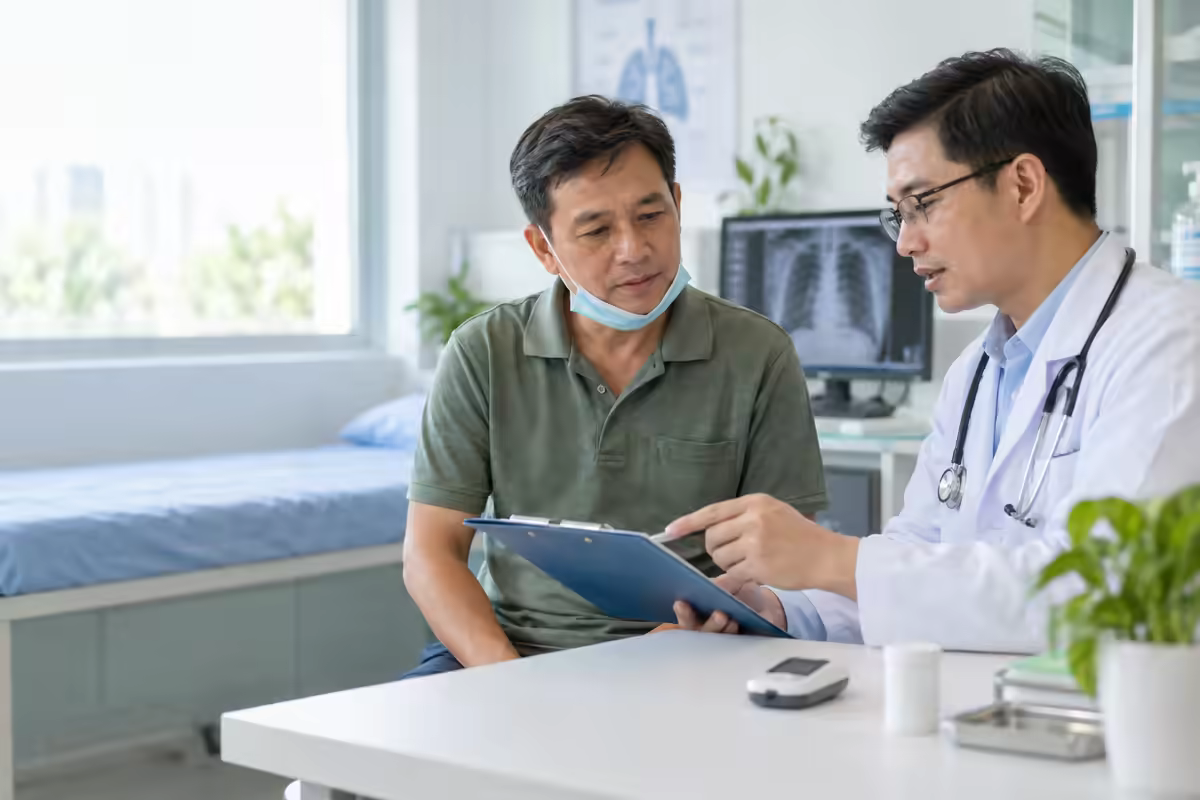 Người bệnh trao đổi với bác sĩ về theo dõi lao phổi và đường huyết