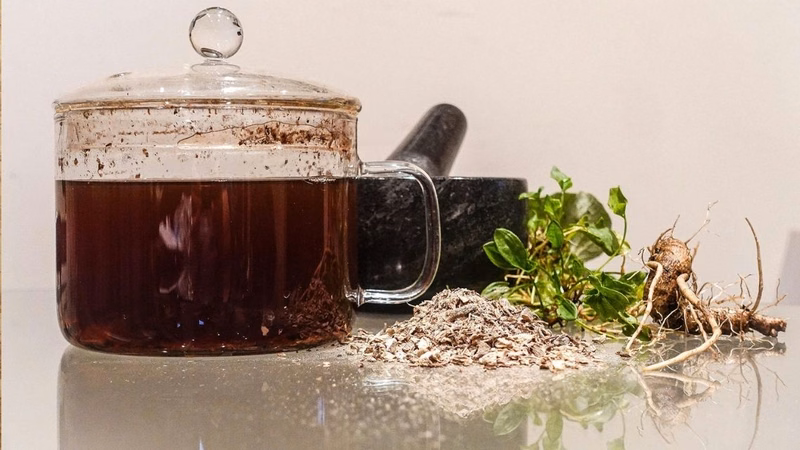 Tách trà Essiac thảo dược được pha chế từ các thành phần tự nhiên