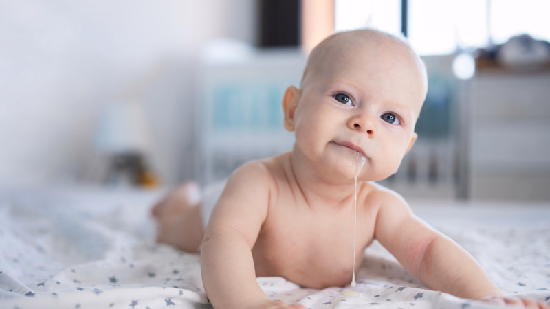Trẻ bị tay chân miệng có biểu hiện nôn ói nhiều cần đưa đi khám bác sĩ
