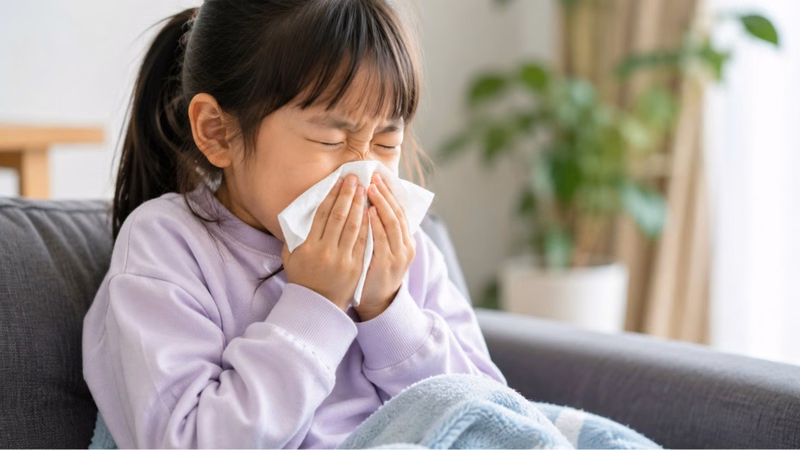Trẻ em bị hắt hơi nghẹt mũi do ảnh hưởng của thời tiết giao mùa