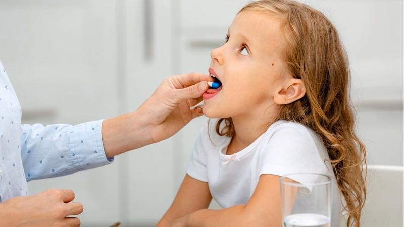 Hình ảnh bác sĩ tư vấn cho phụ huynh về các loại thuốc điều trị viêm ruột ở trẻ nhỏ