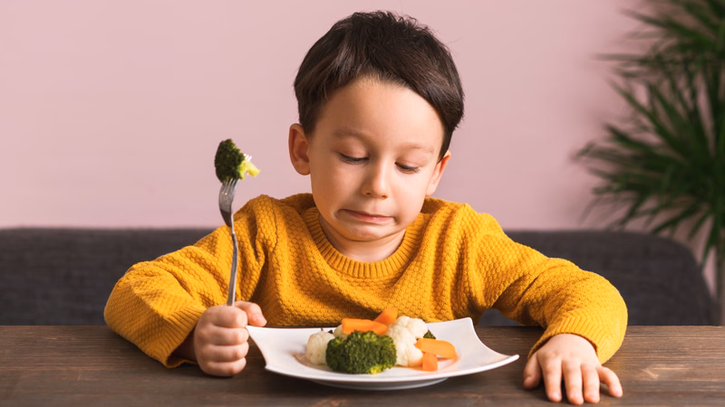 Mẹ chuẩn bị bữa ăn đa dạng sắc màu để kích thích trẻ ăn dặm trở lại