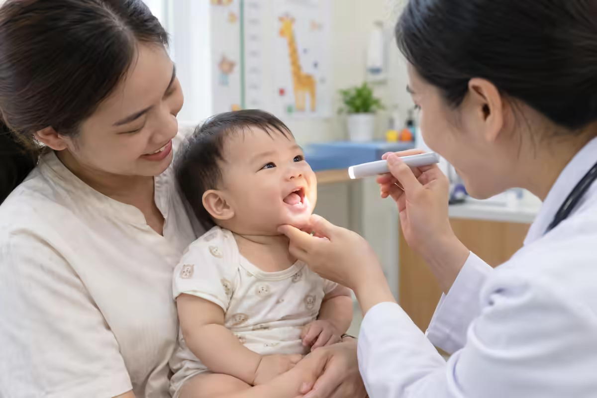 Trẻ không dính thắng lưỡi – em bé được bác sĩ nhi kiểm tra nhẹ nhàng