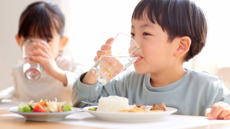 Hình ảnh trẻ nhỏ vận động ngoài trời dưới ánh nắng giúp tổng hợp vitamin D phòng ngừa còi xương