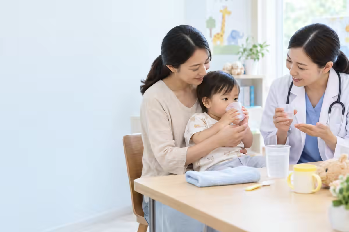 Phụ huynh cho trẻ uống từng ngụm dung dịch bù nước theo hướng dẫn bác sĩ