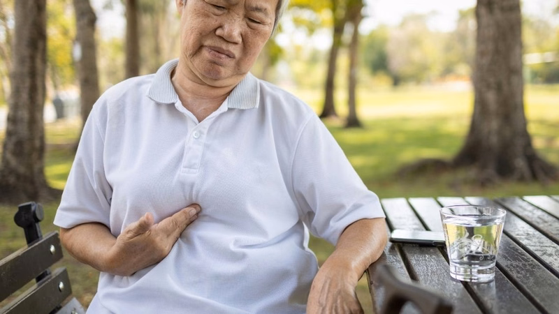 Hình ảnh minh họa bác sĩ thực hiện nội soi dạ dày để kiểm tra tổn thương niêm mạc