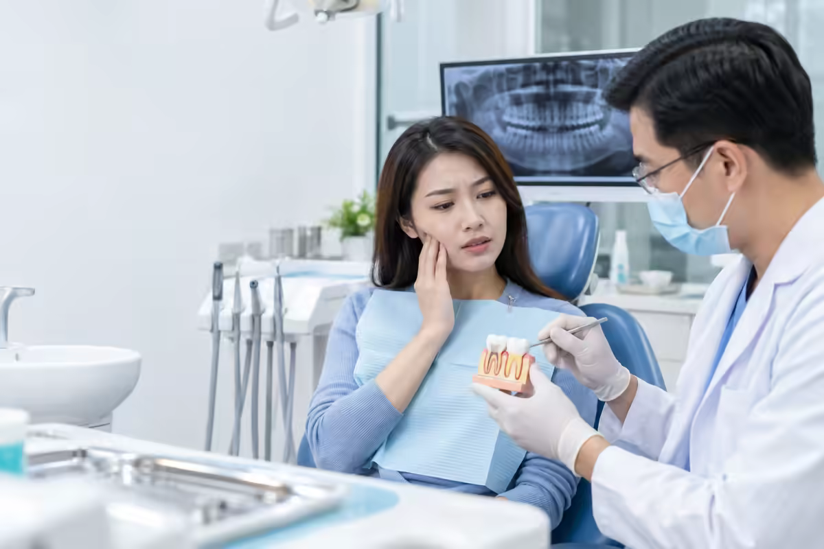 Người bệnh đau răng được nha sĩ thăm khám và tư vấn viêm tủy