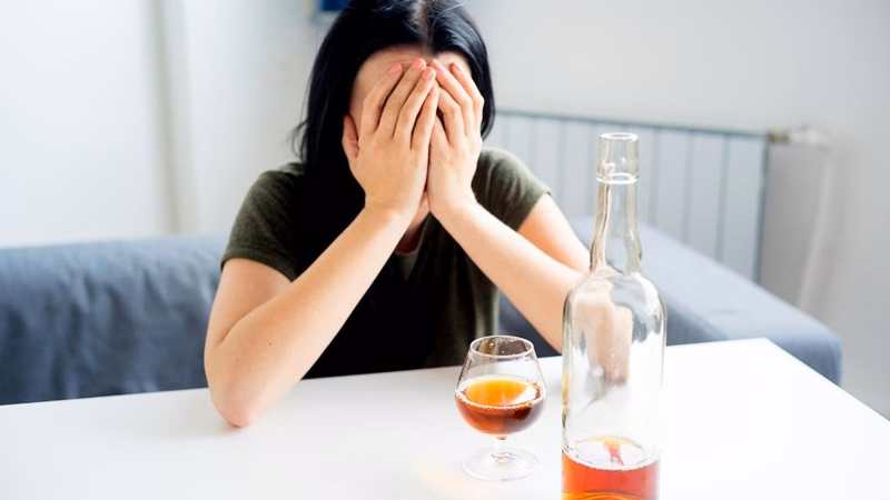Hình ảnh minh họa biểu hiện né tránh áp lực cuộc sống ảnh hưởng tới sức khỏe tinh thần