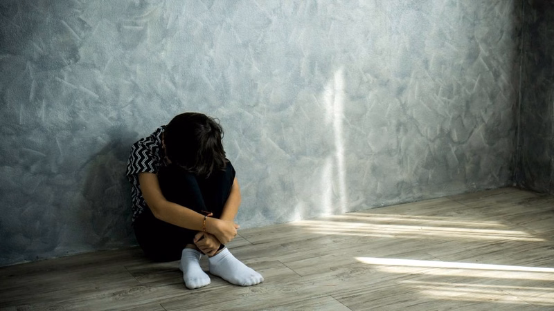 Hình ảnh minh họa người ngồi suy tư lo âu về áp lực và xu hướng trốn tránh thực tại