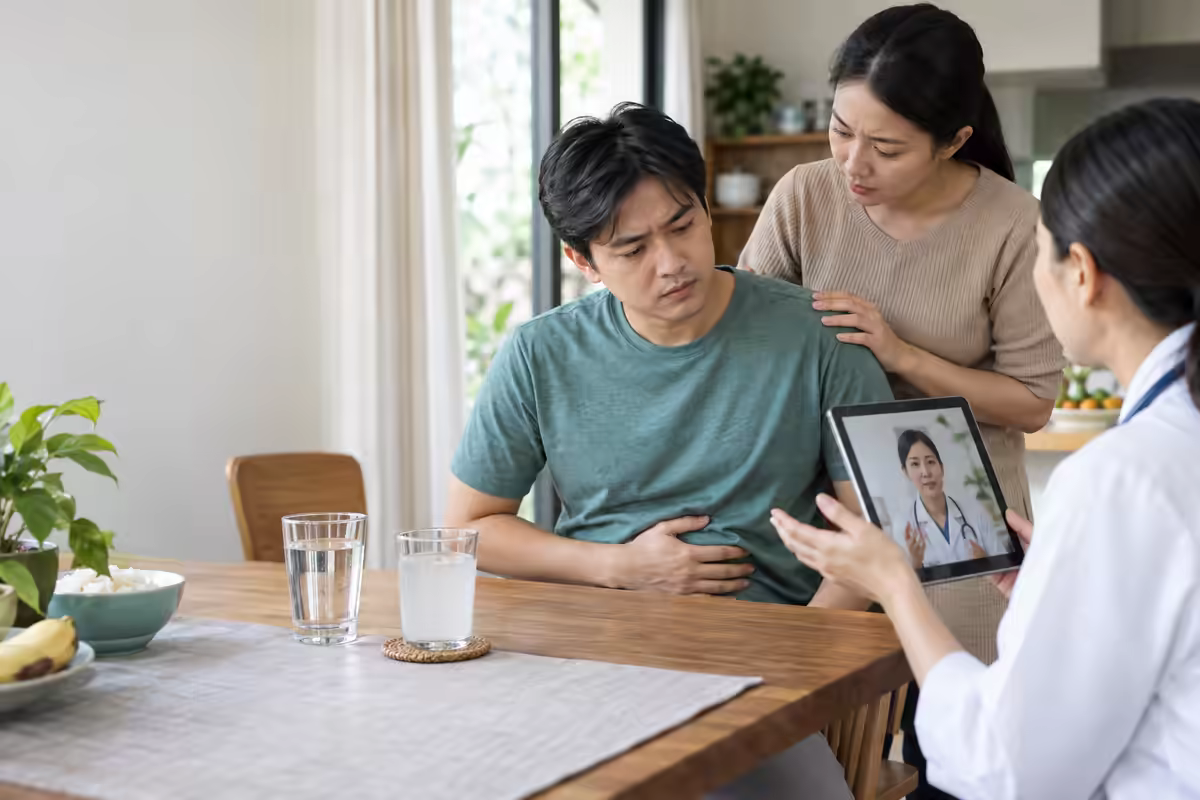 Người bị trúng thực nghỉ ngơi và được người nhà hướng dẫn bù nước an toàn