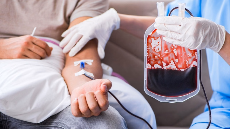 Bác sĩ tư vấn cho người bệnh về chỉ định truyền máu và quyền lợi bảo hiểm y tế