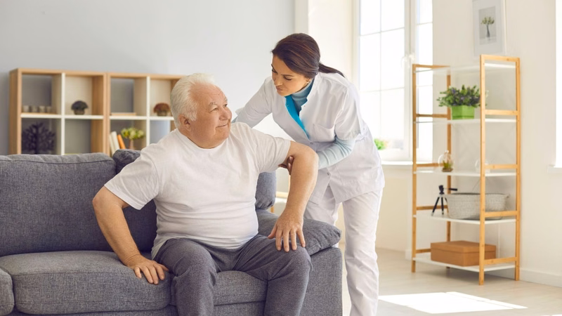 Các bước thực hành mặc quần bằng một tay giúp người bệnh sau đột quỵ tự chủ trong sinh hoạt