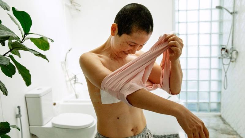 Hướng dẫn tư thế ngồi an toàn và kỹ thuật luồn tay yếu khi mặc áo bằng một tay cho người sau đột quỵ