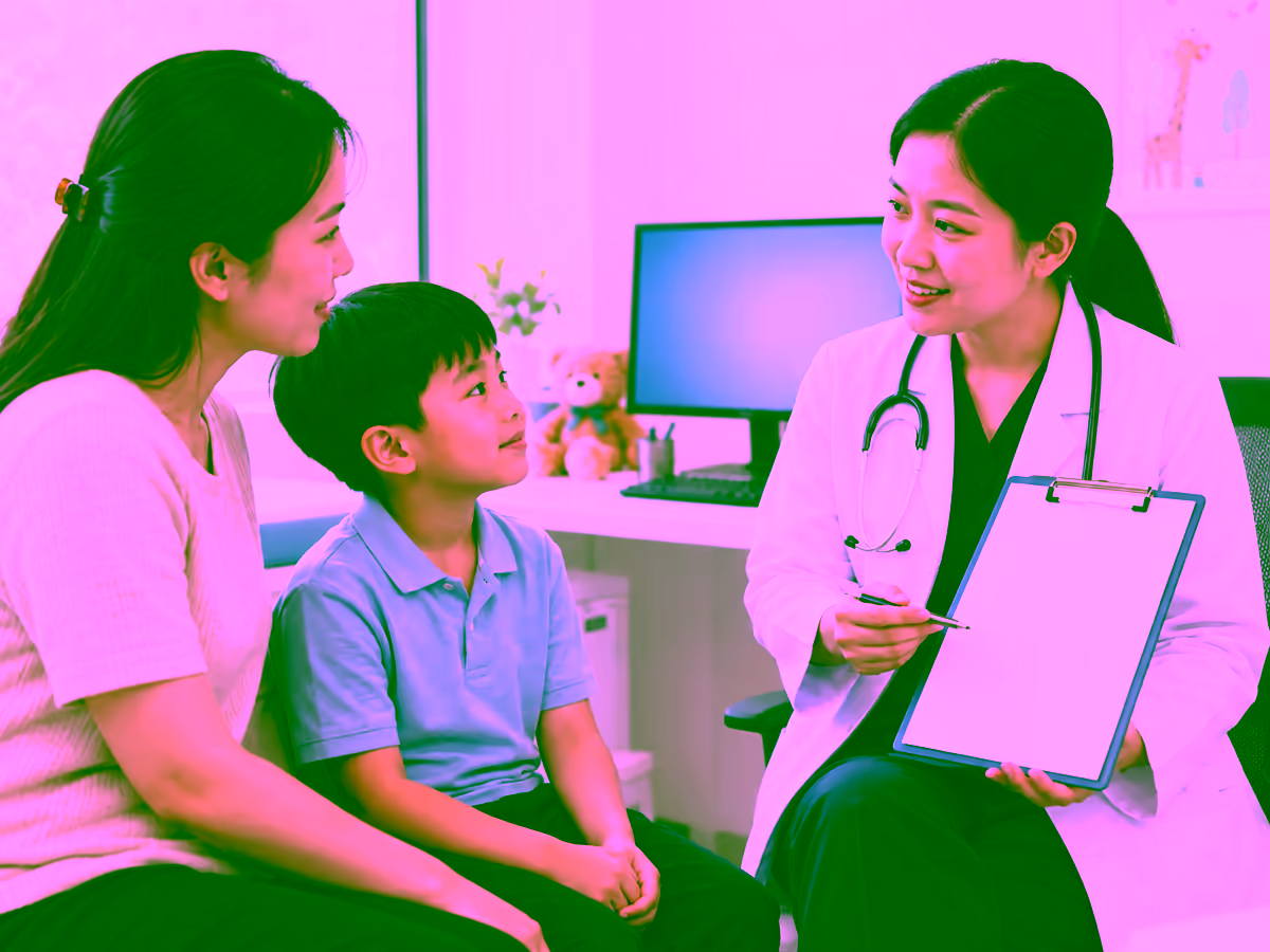 Bác sĩ thần kinh nhi tư vấn theo dõi cho trẻ