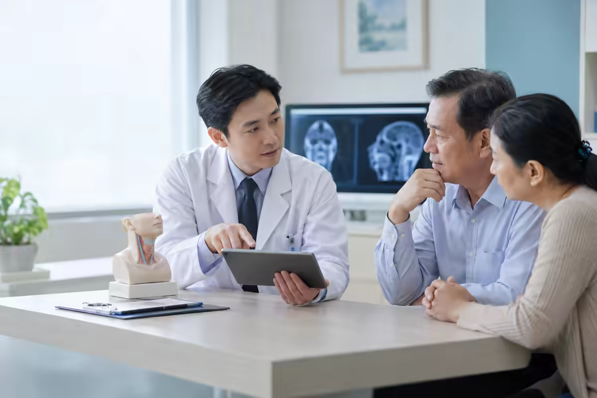 Người bệnh cùng gia đình được bác sĩ ung bướu tư vấn về ung thư lưỡi