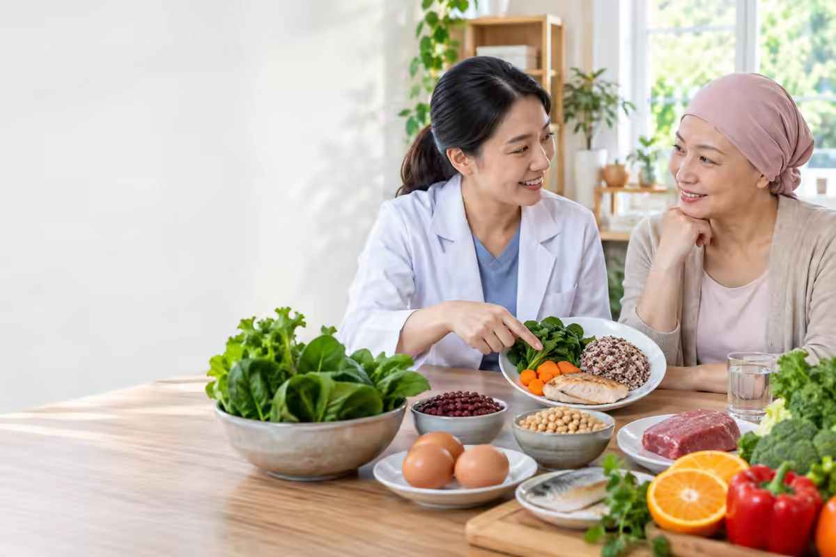 Người bệnh ung thư cùng chuyên gia dinh dưỡng lựa chọn thực phẩm giàu sắt
