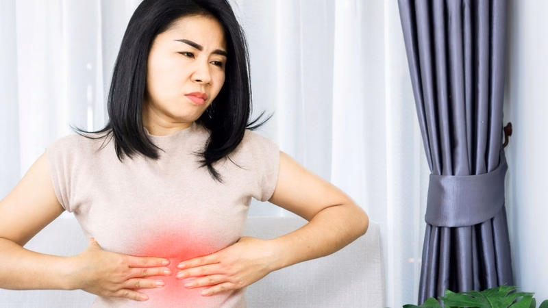 Người bệnh bị đau vùng bụng thượng vị âm ỉ do tổn thương tuyến tụy