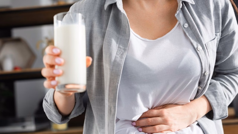Minh họa hiện tượng uống sữa tươi bị tiêu chảy do bất dung nạp lactose hoặc rối loạn tiêu hóa