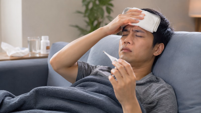 Bổ sung đủ nước và dung dịch điện giải giúp hỗ trợ hạ sốt an toàn