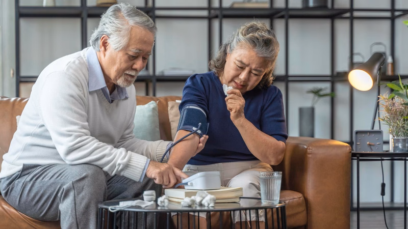 Việc theo dõi huyết áp định kỳ tại nhà giúp kiểm soát chỉ số an toàn và phòng ngừa biến chứng tim mạch