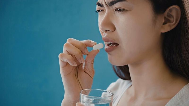 Người bệnh trao đổi với bác sĩ về thời gian kiêng quan hệ sau khi uống thuốc phóng xạ