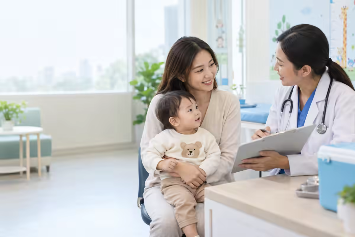 Bác sĩ tư vấn vắc xin RSV cho phụ huynh và trẻ nhỏ