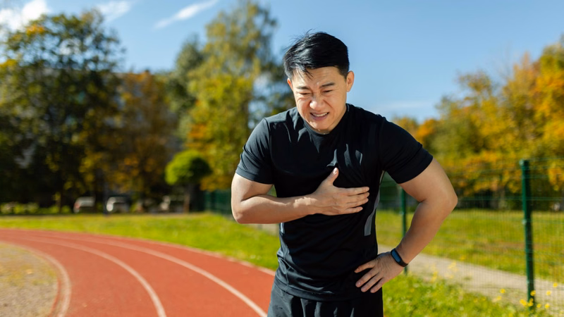 Người bị cao huyết áp đi bộ tập thể dục giúp hỗ trợ kiểm soát tim mạch