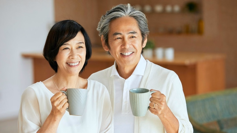 Bác sĩ phục hồi chức năng hướng dẫn bài tập vận động cho người cao tuổi