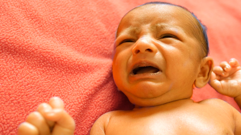 Minh họa quá trình chuyển hóa bilirubin và thăm khám sức khỏe tuyến giáp tại cơ sở y tế