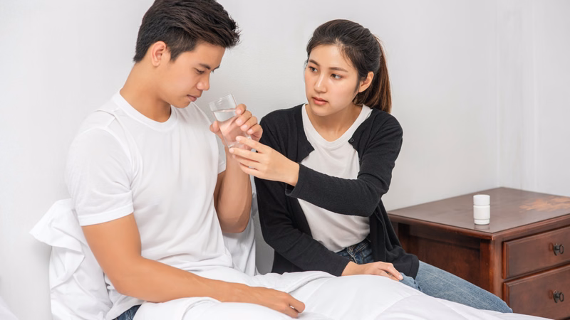 Lắp đặt tay vịn và thảm chống trượt trong nhà tắm cho người bệnh phục hồi sau đột quỵ
