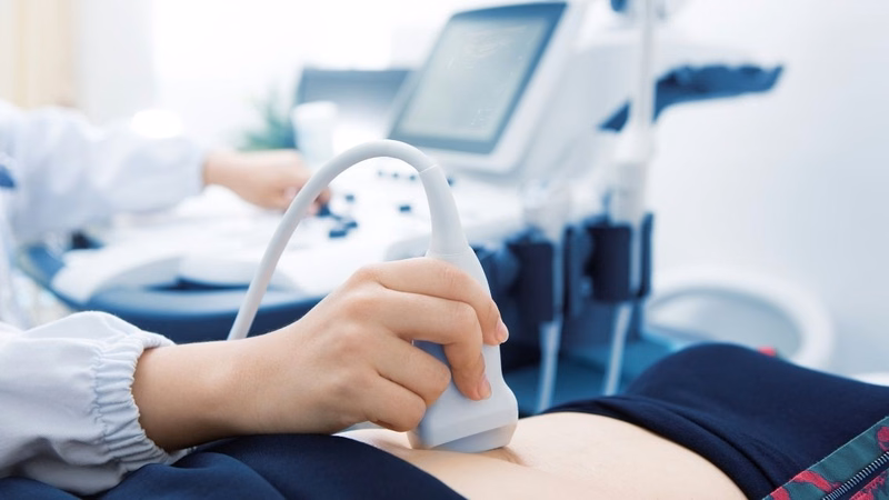 Xét nghiệm máu và kiểm tra chức năng gan định kỳ giúp đánh giá chỉ số men gan