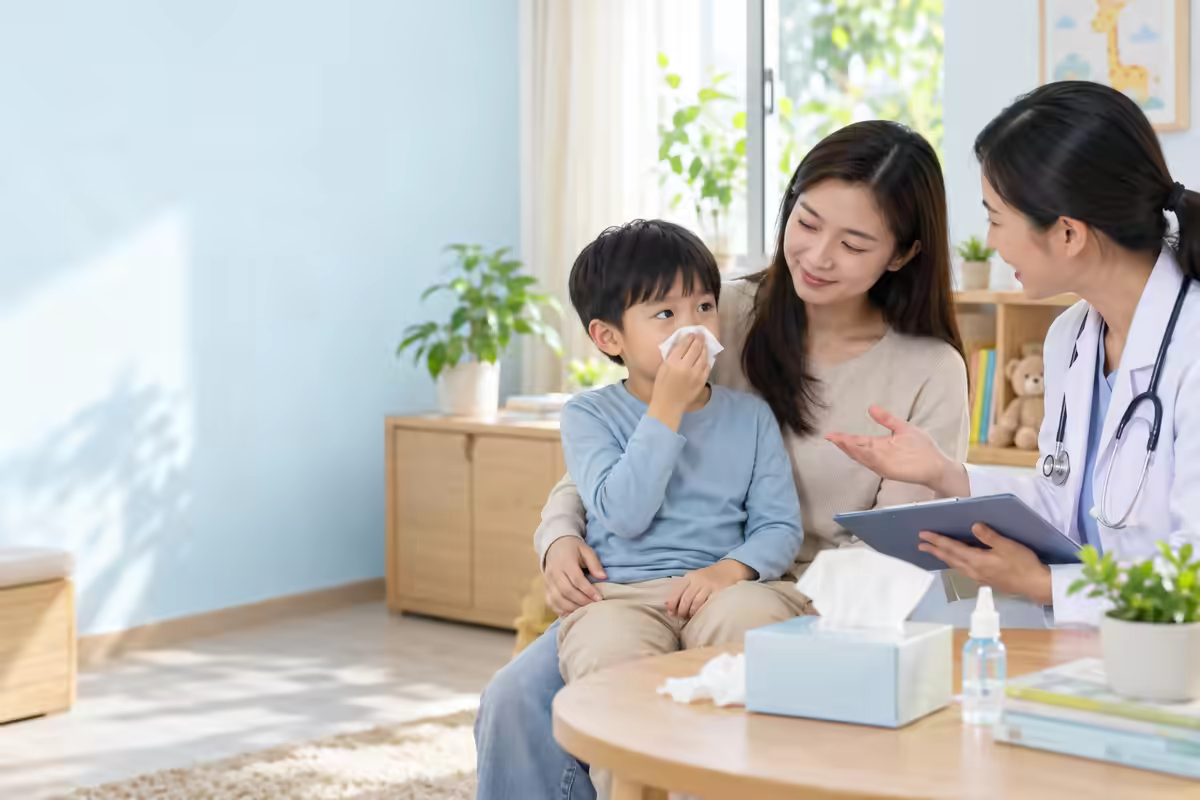 Trẻ bị sổ mũi được phụ huynh và bác sĩ hướng dẫn chăm sóc