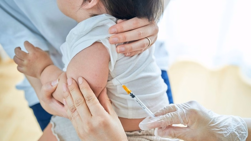Bác sĩ tư vấn lịch tiêm vắc xin phòng bệnh viêm não mô cầu cho người bệnh