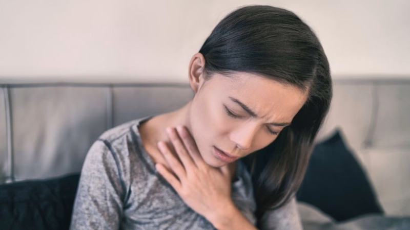 Hình ảnh minh họa đường phế quản bị viêm phù nề và tăng tiết đờm nhầy gây hẹp đường thở
