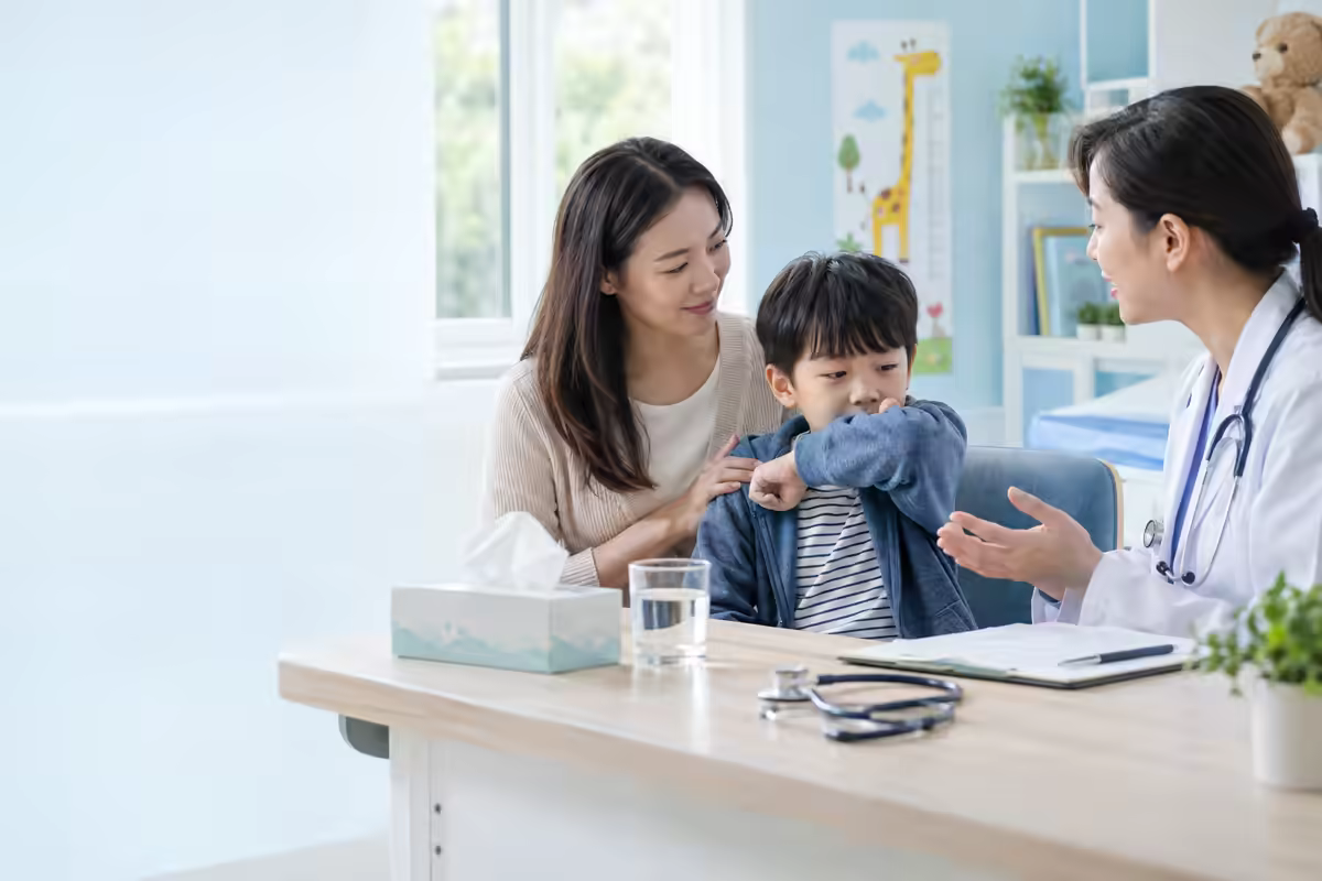 Bác sĩ nhi khoa hướng dẫn phụ huynh chăm sóc trẻ viêm phế quản