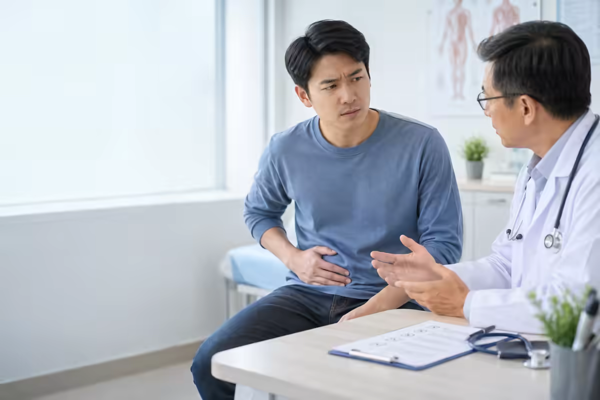 Người bệnh trao đổi với bác sĩ về đau bụng và nguy cơ viêm ruột thừa
