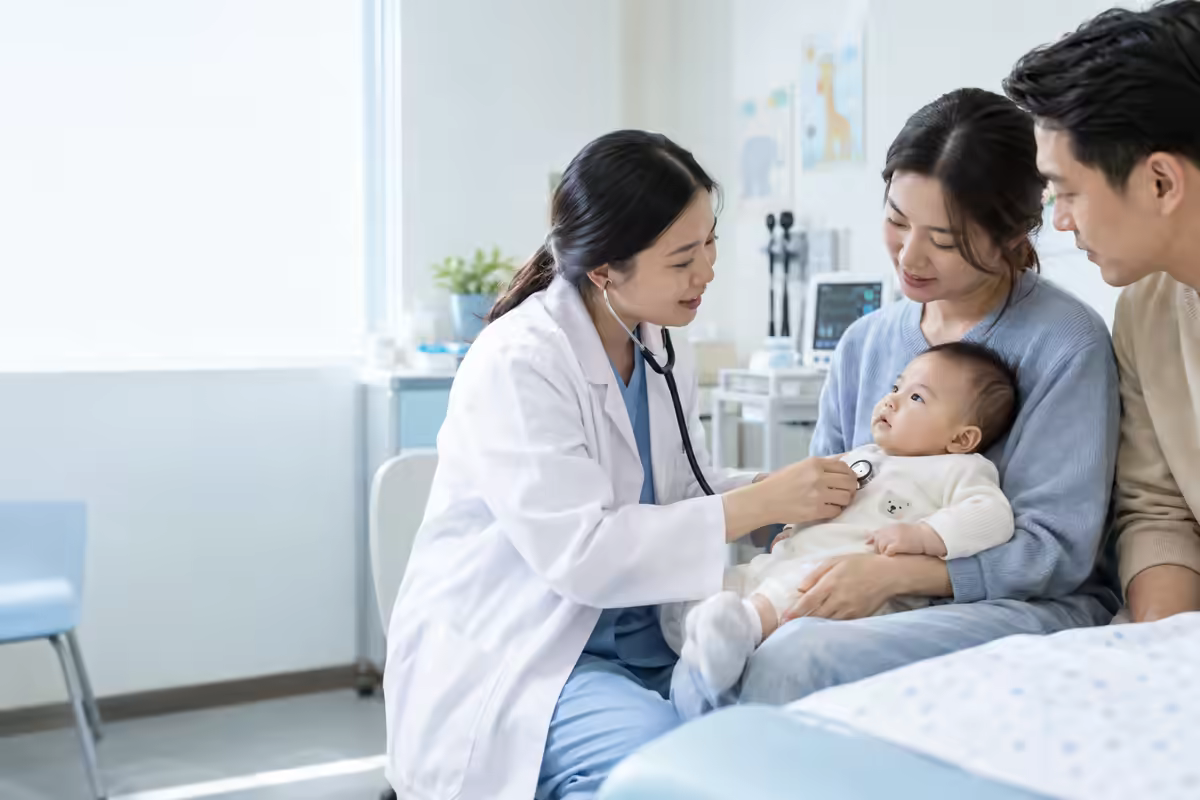 Bác sĩ nhi thăm khám trẻ sơ sinh và tư vấn dấu hiệu viêm tiểu phế quản