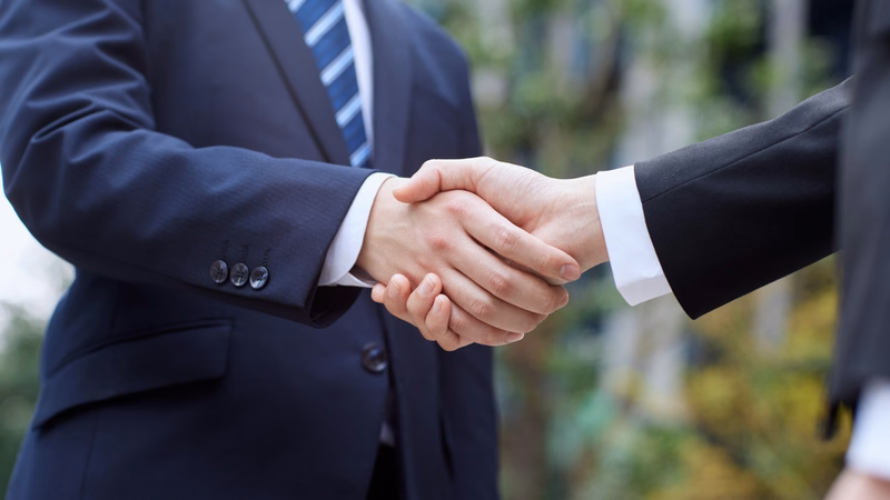 Nam giới trao đổi với bác sĩ chuyên khoa Thận Tiết niệu về cách phòng ngừa viêm tuyến tiền liệt