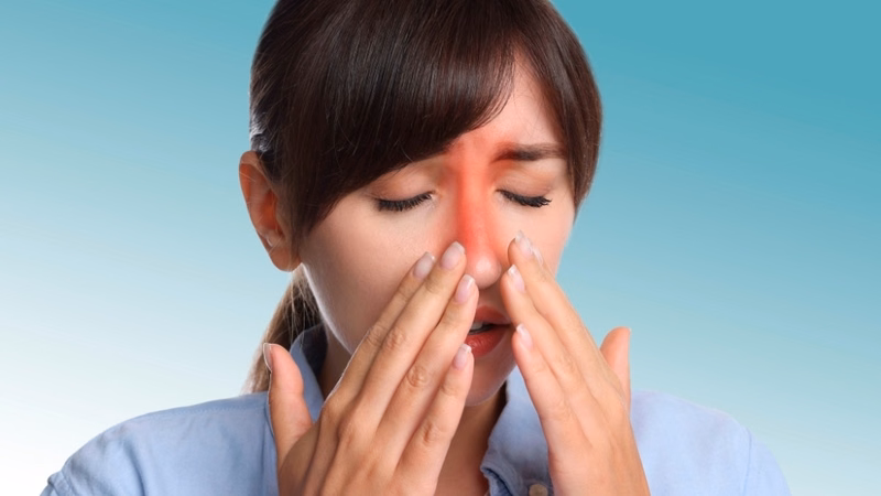 Đau nhức vùng trán và hai bên má do dịch xoang ứ đọng cản trở dẫn lưu