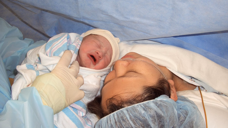 Sơ đồ minh họa cấu trúc virus viêm gan E và các con đường lây truyền qua nguồn nước thực phẩm