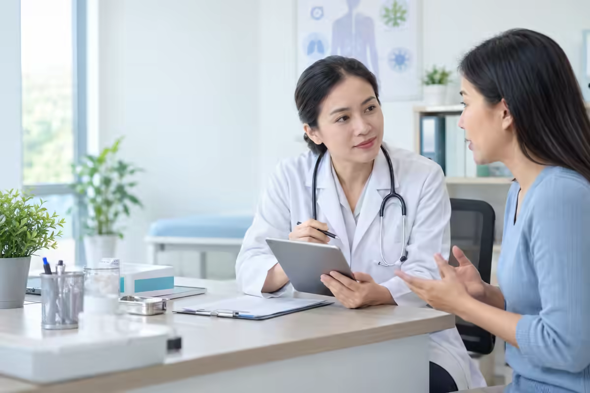 Bệnh nhân trao đổi với bác sĩ dị ứng về phản ứng với thuốc kháng sinh