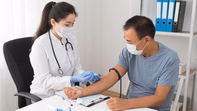 Bác sĩ tư vấn xét nghiệm định kỳ tầm soát bệnh mạn tính cho người bệnh