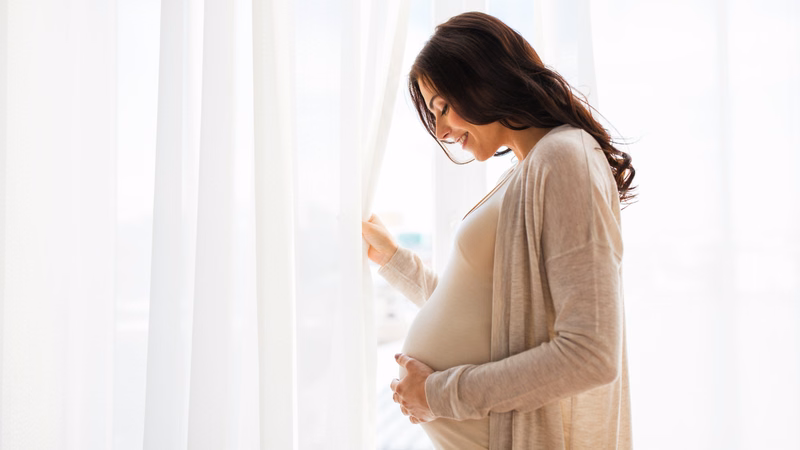 Kỹ thuật viên y tế thực hiện lấy mẫu máu xét nghiệm nồng độ folate cho người bệnh
