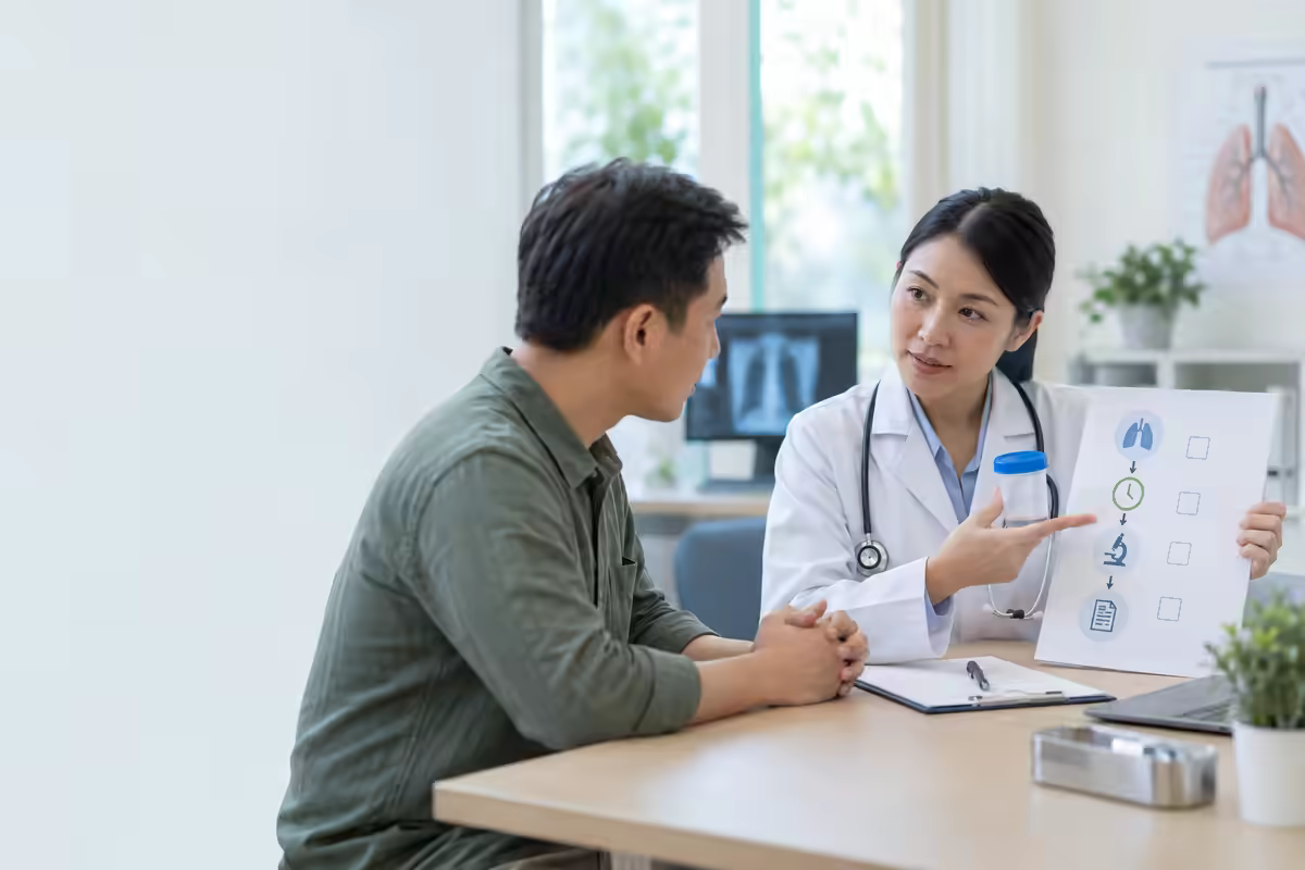 Bác sĩ giải thích thời gian trả kết quả xét nghiệm lao phổi cho người bệnh