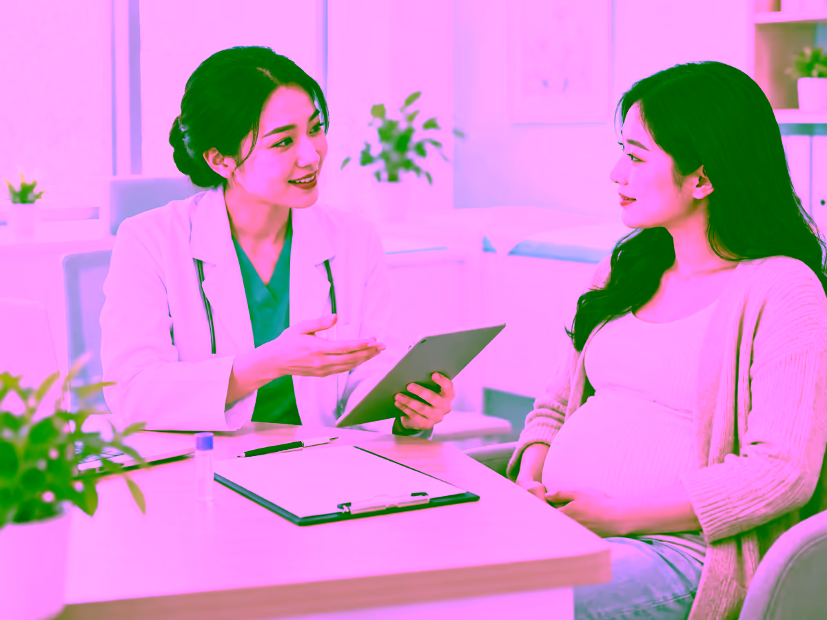 Bác sĩ tư vấn xét nghiệm NIPT cho thai phụ