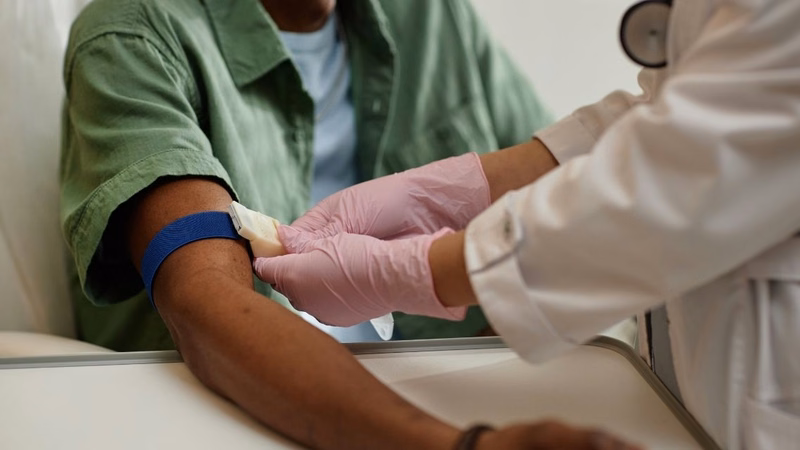 Bác sĩ tư vấn thời điểm thực hiện xét nghiệm PCR HIV sau khi phơi nhiễm