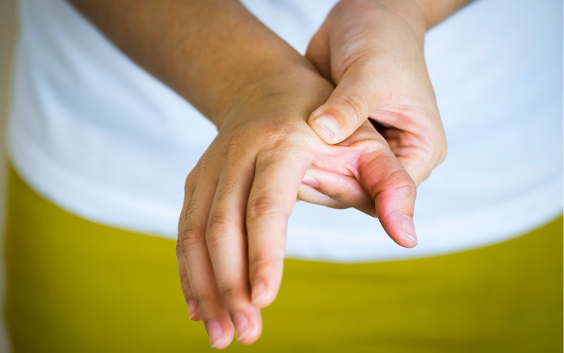 Mẹ bầu được bác sĩ tư vấn kết quả xét nghiệm vi chất và chế độ bổ sung dinh dưỡng thai kỳ