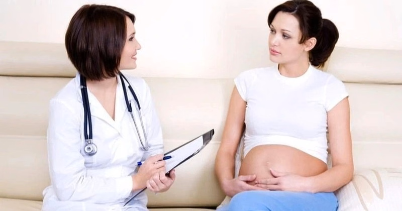 Kỹ thuật viên y tế lấy mẫu máu tĩnh mạch xét nghiệm vi chất sắt và canxi cho phụ nữ mang thai