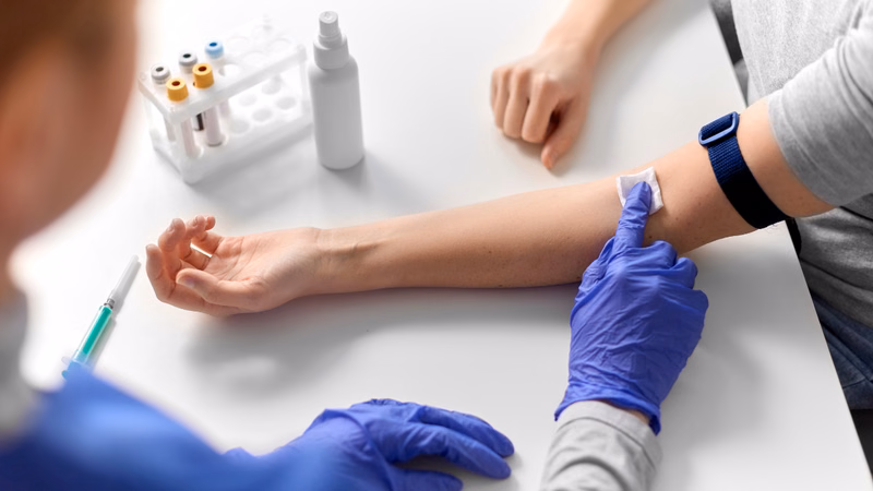 Nhân viên y tế tư vấn thông tin xét nghiệm sàng lọc trước sinh Trisure 9.5 cho thai phụ